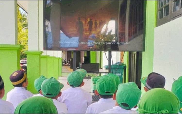TV Interaktif Ubah Materi Akidah Akhlak Jadi Lebih Hidup di MIN 4 Kapuas