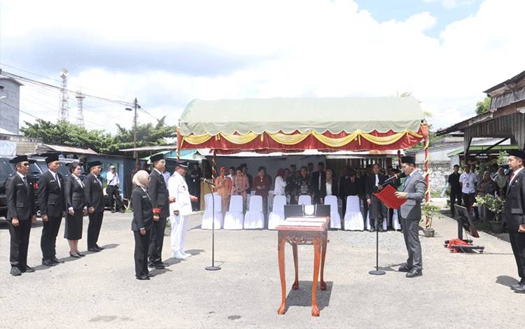 Dilantik di Tengah Pasar, Enam Pejabat dan Satu Lurah Resmi Jabat Posisi Baru di Pulang Pisau