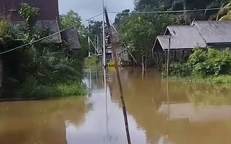 Banjir Rendam Permukiman Warga di Sungai Hanya Kotim, Ketinggian Air Capai Dada Orang Dewasa