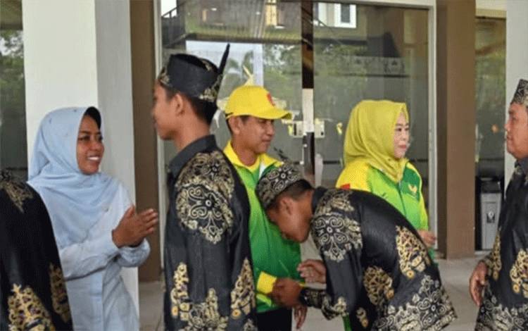 Turut Melepas Kontingen Kobar Ikuti FBIM 2026, Dewan Tekankan Peran Duta Budaya Kobar