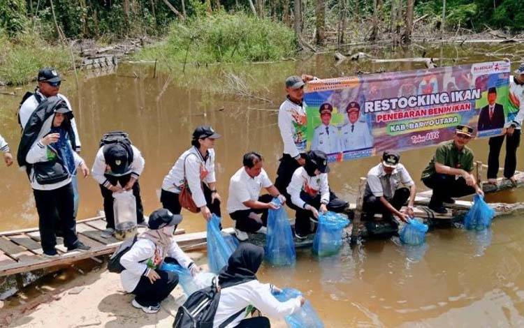 Barito Utara Tebar 20 Ribu Benih Ikan di Perairan Desa untuk Jaga Ekosistem