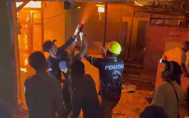 Kebakaran di Tewah Gunung Mas Hanguskan 10 Ruko dan 1 Rumah, Kerugian Ditaksir Rp1,5 Miliar