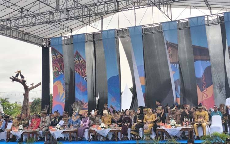 Gubernur Kalteng Buka Karnaval Budaya FBIM 2026 dengan Busana Adat Dayak