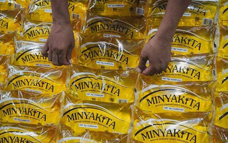 Stok Minyak Goreng Subsidi Minyak Kita 100 Ribu Liter di Gudang Bulog Sampit