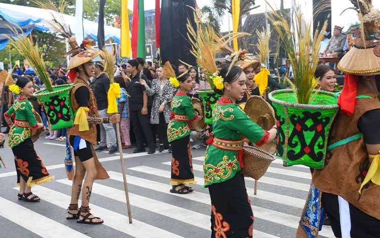 Kontingen Pulang Pisau Tampilkan Atraksi Handep Hapakat di Pawai Budaya FBIM 2026