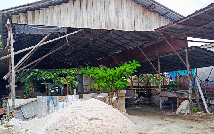 Solar Sulit, Harga Batako di Sampit Melonjak