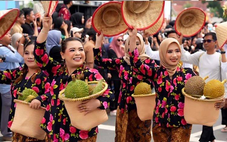 Kontingen Barito Utara Bersinar di Karnaval Budaya FBIM 2026