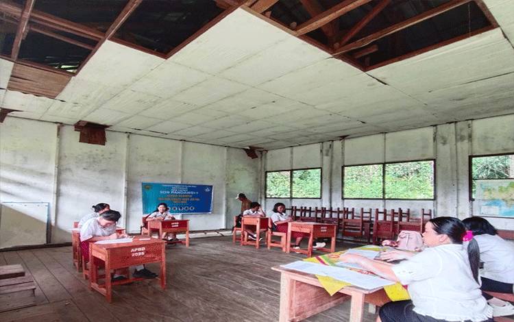 Miris, Siswa SDN Pandawei Ujian di Ruang Kelas Beratap Rusak dan Panas Menyengat