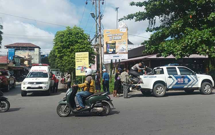 Tertabrak Mobil, Seorang Ibu Rumah Tangga Dilarikan ke Rumah Sakit di Sampit