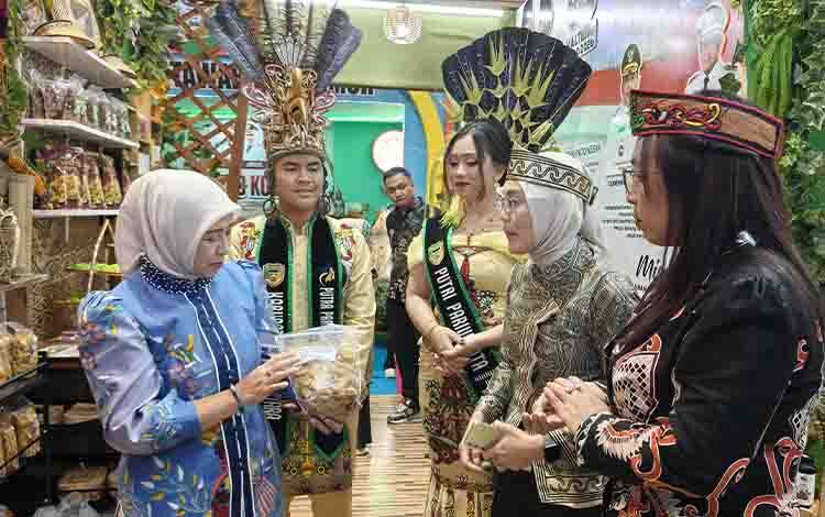 Ketua TP PKK Barito Utara Hadiri Pembukaan Kalteng Expo 2026, Promosikan Produk Unggulan Daerah