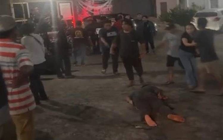 Diduga Jadi Korban Pengeroyokan, Seorang Pria Terkapar dan Bersimbah Darah di THM Sampit