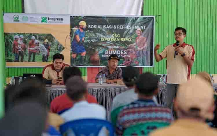 Foto Ayah dan Anak Tanam Pohon di Kebun Sawit Jadi Simbol Edukasi Lingkungan