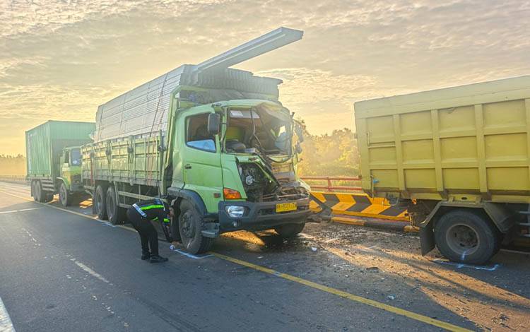 Truk Tronton Tabrak Tiga Dump Truk di Jembatan Tumbang Nusa, Satu Sopir Tewas