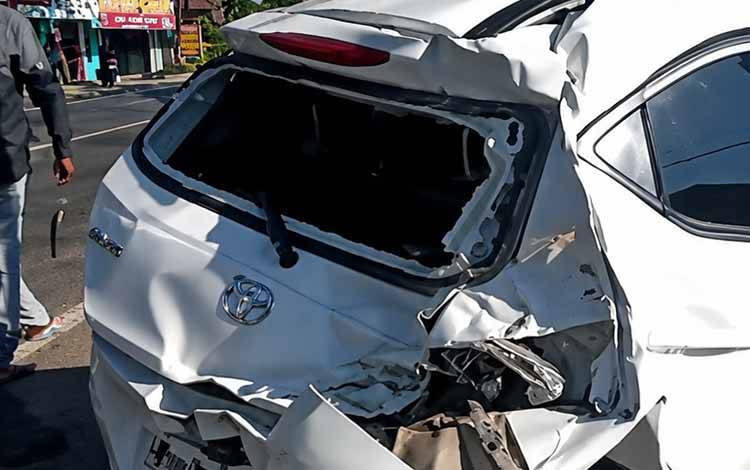 Truk Fuso Tabrak 2 Mobil Parkir di Anjir Pasar, Sopir Kabur ke Arah Banjarmasin