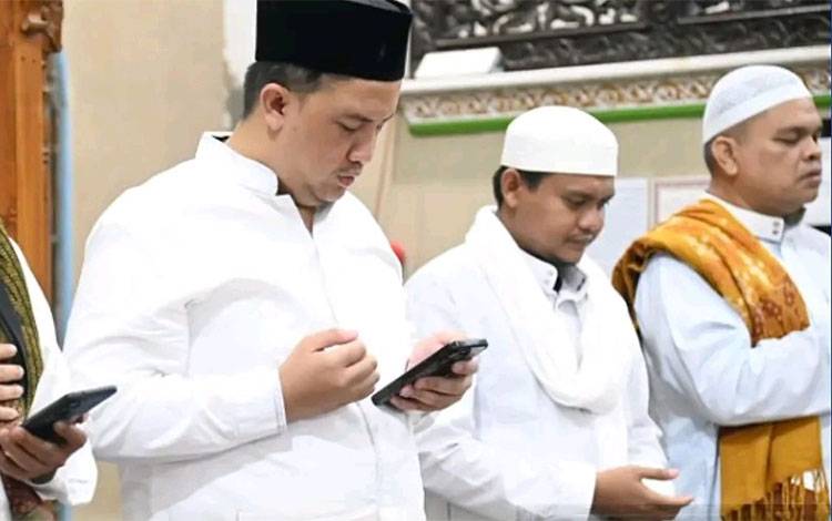 Bupati Lamandau Hadiri Haul Syekh Semman Almadani untuk Perkuat Nilai Kebersamaan dengan Warga