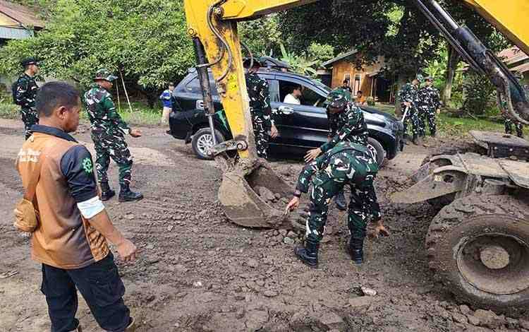 Tanggapi Keluhan Masyarakat, Tim Gabungan Timbun Jalan Nasional Berlubang di Simpang Jaweten