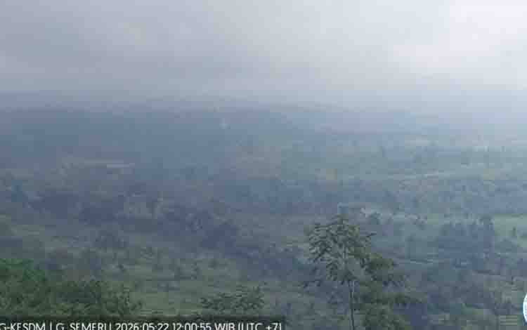 Gunung Semeru Erupsi Disertai Luncuran Awan Panas