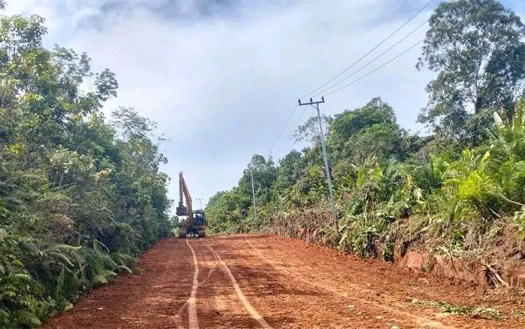 Pembersihan Jalur Jaringan Listrik di Batangkawa Dimulai, Pemkab Lamandau Optimistis Desa Segera Terang