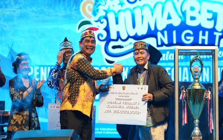Barito Utara Raih Penyaji Terbaik I Karnaval Budaya FBIM 2026