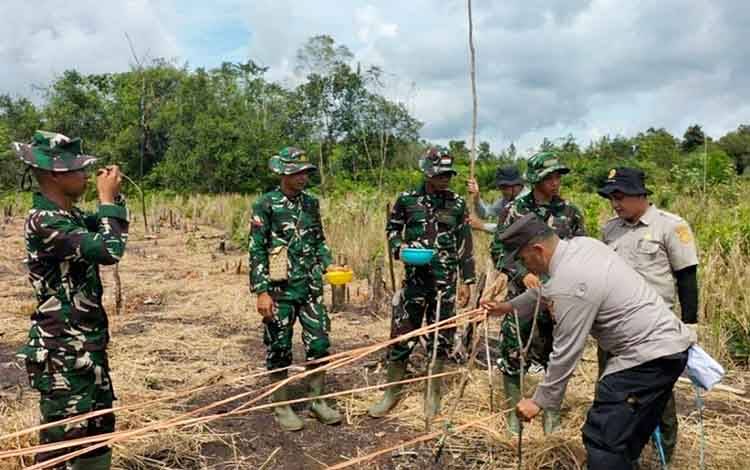 Penyuluh Pertanian Bersama TNI-Polri Kawal Penanaman Jagung di Paju Epat