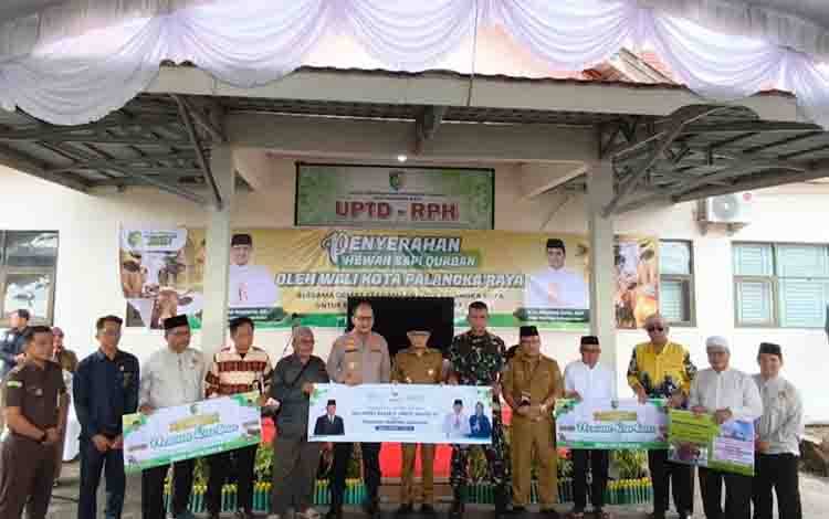 Wali Kota Serahkan Bantuan Sapi Kurban, Ada dari Presiden dan Pengusaha H Abdul Rasyid AS