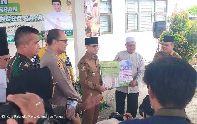 Wali Kota Salurkan Sapi Kurban Bantuan H Abdul Rasyid AS untuk Masyarakat Palangka Raya