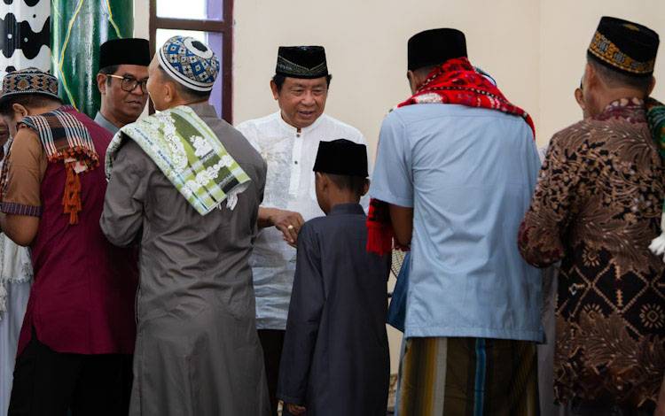 H Abdul Rasyid AS Serahkan Sapi Kurban dan Gelar Open House di Villa Sulung