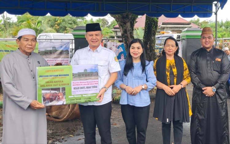 Anggota DPRD Gunung Mas Indra H Kiaji Berkurban Satu Ekor Sapi di Masjid Darul Aman Tewah