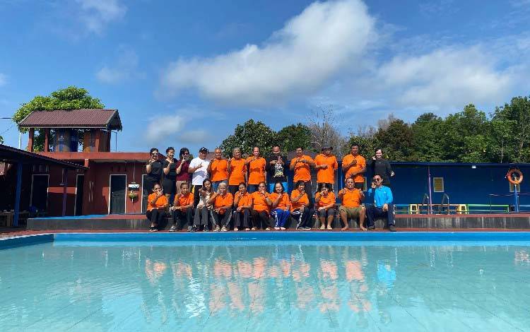 DP2KBP3A Gunung Mas Tingkatkan Kesehatan Fisik dan Mental Siswa Sekolah Lansia Melalui Hidroterapi