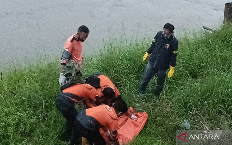 Tim SAR Evakuasi Mayat Tanpa Identitas di Sungai Enim