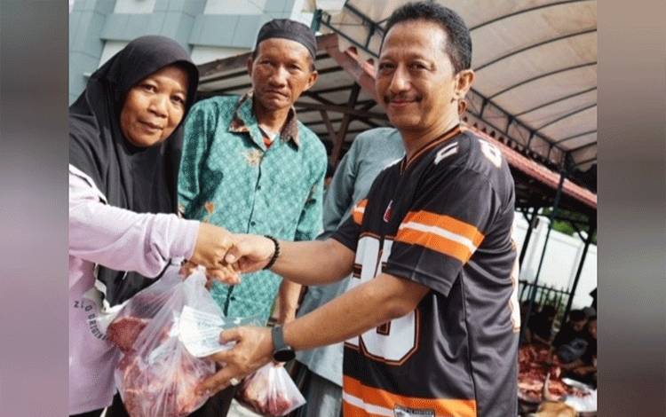 Kejati Kalteng Kurban 14 Sapi dan 3 Kambing, Dibagikan ke Warga dan Panti Asuhan