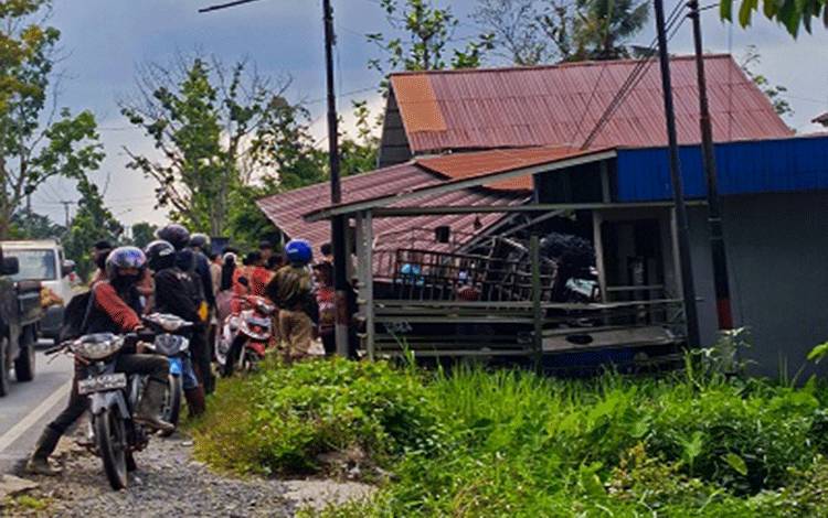 Pikap Diduga Hilang Kendali, Tabrak Warung di Basarang Km 8
