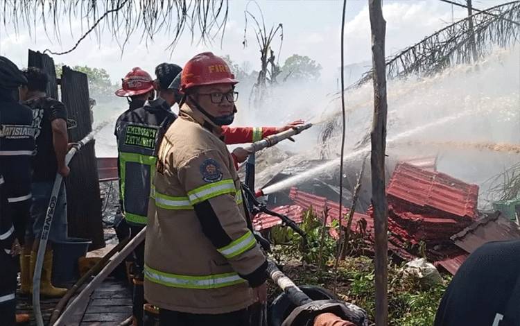Rumah Kayu di Kelurahan Sabaru Terbakar Api Berhasil Dijinakkan dalam 14 Menit
