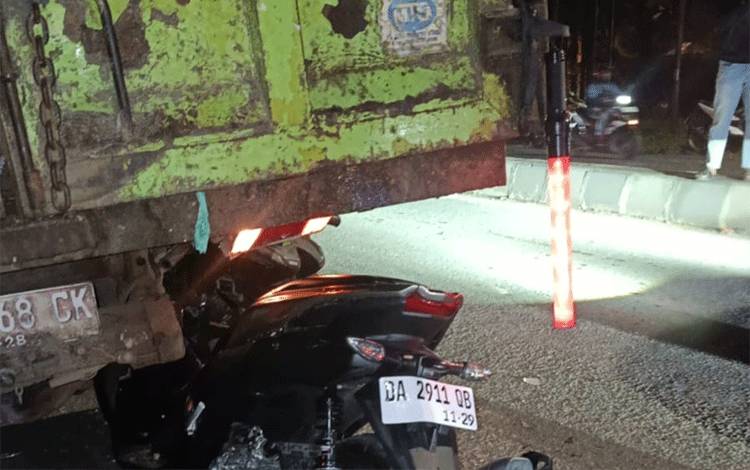 Pemotor Tewas Usai Tabrak Belakang Truk di Jalan A Yani Landasan Ulin