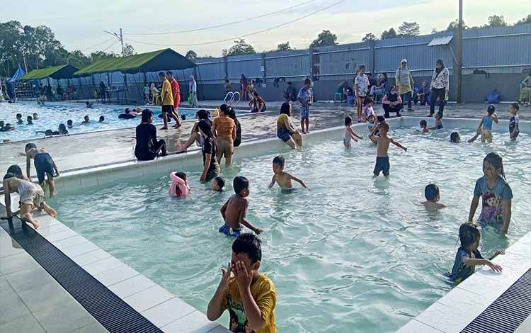 Tak Perlu Jauh Berwisata, Warga Habiskan Akhir Pekan di Kolam Renang Bartim Expo