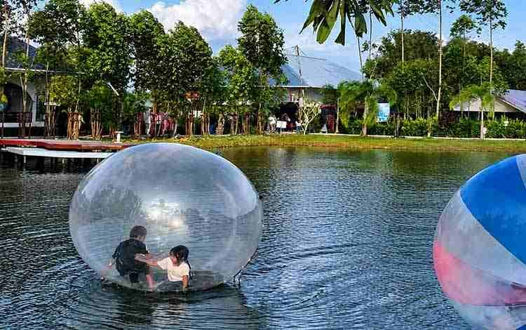 Bola Air hingga Danau Buatan, Anjir Lake di Kapuas Masih Jadi Pilihan Warga untuk Akhir Pekan