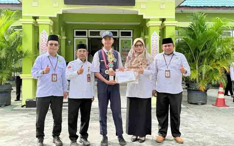 Siswa MTsN 1 Kapuas Terima Penghargaan Setelah Meraih Nilai 100 TKA Bahasa Indonesia