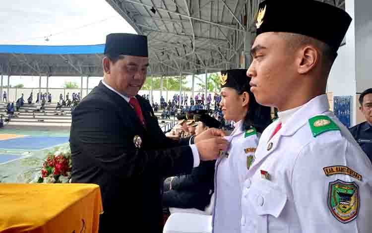 Bupati Serahkan Mobil Operasional untuk KPU dan FKUB serta Sematkan PIN Purna Paskibraka
