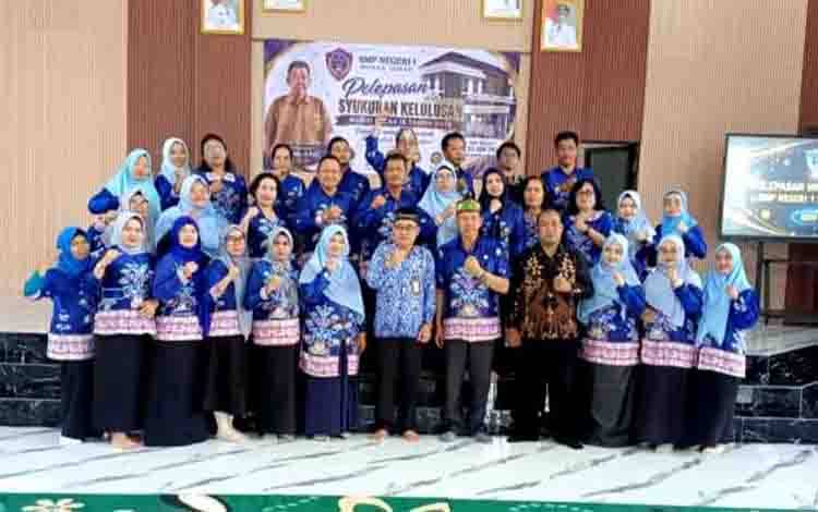 SMPN 1 Muara Teweh Gelar Pelepasan Siswa Kelas IX, Disdik Dorong Lulusan Terus Tingkatkan Prestasi