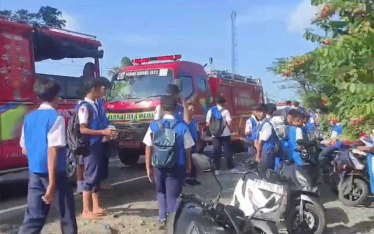 Api Nyaris Bakar Rumah Kosong di Samping SMPN 2 Selat Kapuas, Pelajar Ikut Bergerak Lakukan Pemadaman