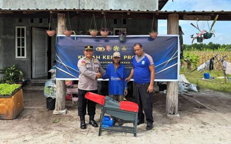 Polresta Palangka Raya Salurkan Bantuan Mesin Pipil Jagung Bagi Petani