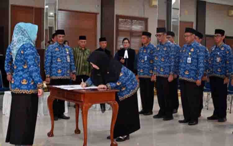 Bupati Kobar Lantik 12 Pejabat Pimpinan Tinggi Pratama