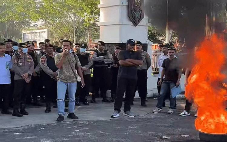 Aksi Bakar Ban Oleh Demonstran di Kantor PUPR Kalteng, Desak Juni Gultom Mundur Akibat Cat Biru