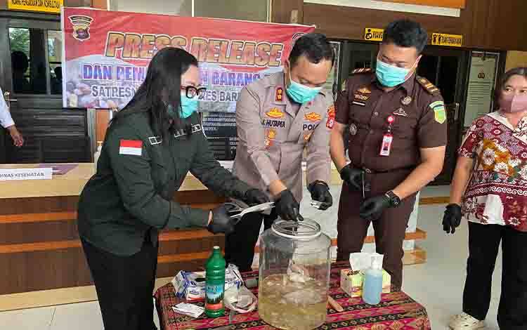 Polisi Musnahkan 105,6 Gram Sabu