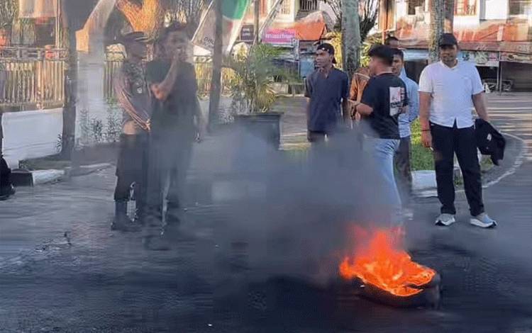 Aliansi Kalteng Bergerak Desak Kadis PUPR Teken Tuntutan Massa
