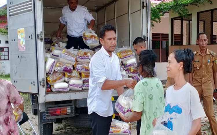 Pemko Palangka Raya Salurkan 4.935 Paket Sembako Murah di 8 Kelurahan