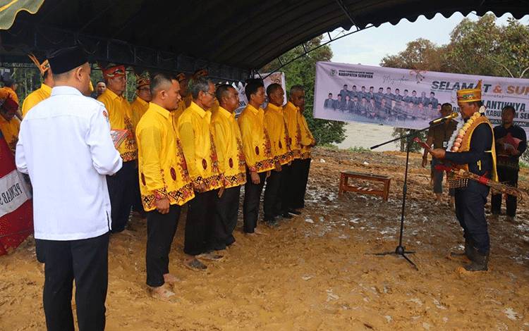 Lantik Damang dan Ketua DAD Kecamatan, ini Harapan Bupati Seruyan