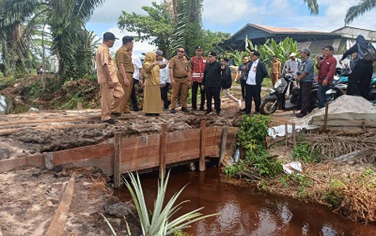 Pemkab Kotim Normalisasi Drainase di Sekitar Bandara H Asan Sampit, Cegah Genangan di Runway