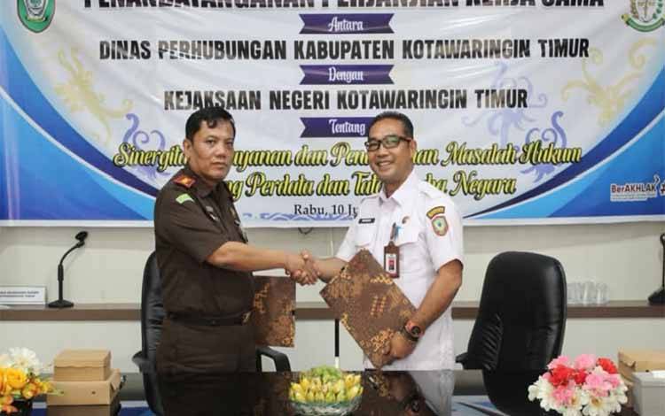 Dinas Perhubungan dan Kejaksaan Negeri Kotim Tandatangani Kerjasama Tingkatkan Pelayanan dan Penanganan Masalah Hukum