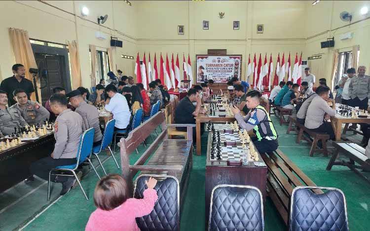Puluhan Peserta Ikut Turnamen Catur Hari Bhayangkara Ke-80 di Polres Gunung Mas